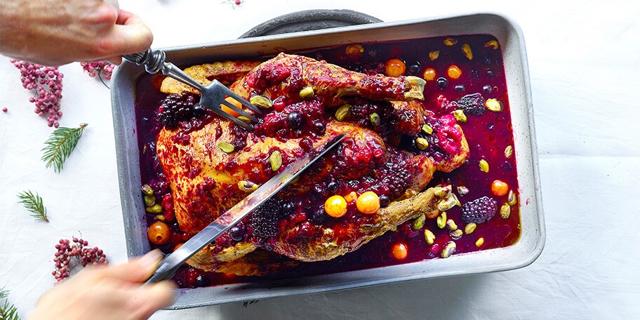 Dinde aux fruits rouges, pistaches et pain d’épices