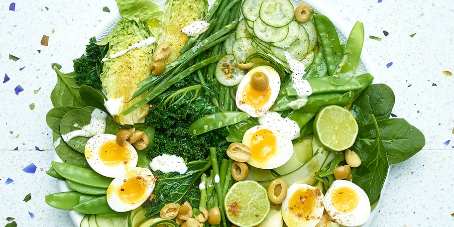 Felgroene salade met zachtgekookte eieren