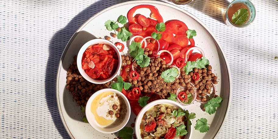 Marokkaanse salade met geroosterde kikkererwten en courgettezaalouk