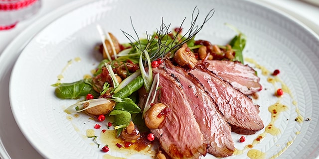 Salade van eendenborstfilet, duo van erwten en escabeche van champignons