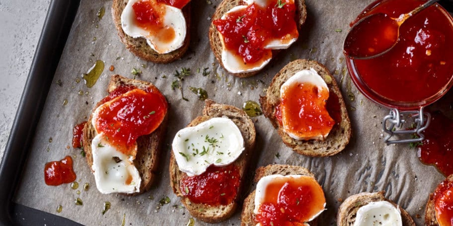 Crostinis au chèvre et la confiture de poivrons