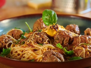 Balletjes met pijnboompitten, homemade tomatensaus en spaghetti 