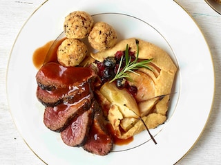 Filets de biche Grand Veneur, tartelettes aux fruits et pommes Macaire