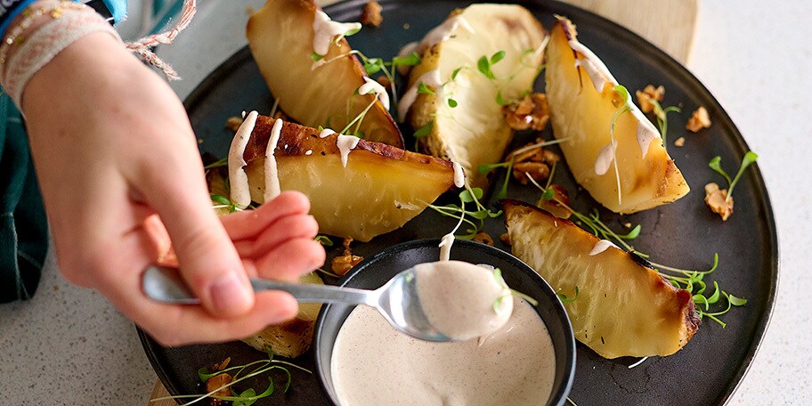 Knolselder uit de oven met pindasaus