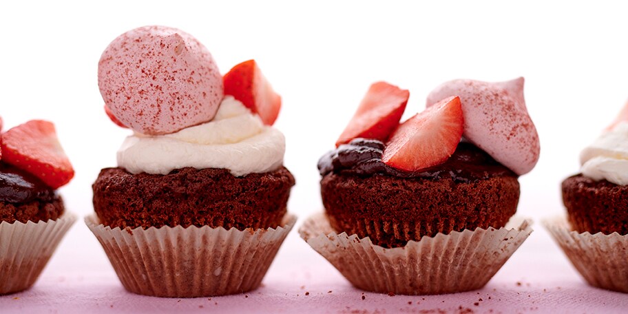 Chocoladecupcakes met aardbeien en frambozenmeringues