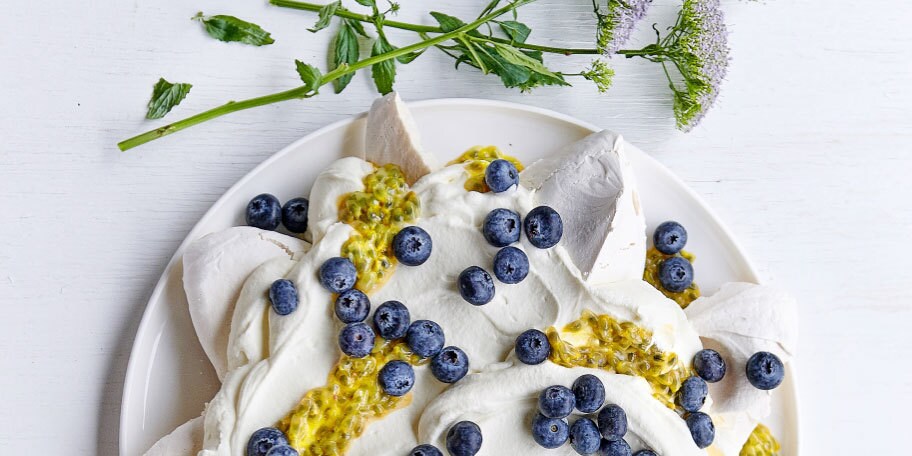 Pavlova minute aux myrtilles et aux fruits de la passion