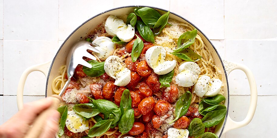 Spaghetti, saus van gegrilde tomaten, mozzarella en basilicum