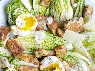 Salade César au poulet pané