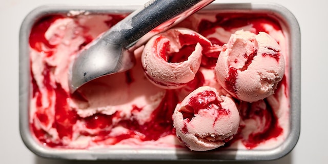 Gemarmerd rabarberijs met aardbeien