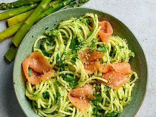 Spaghetti met groeneaspergepesto, citroen en gerookte zalm