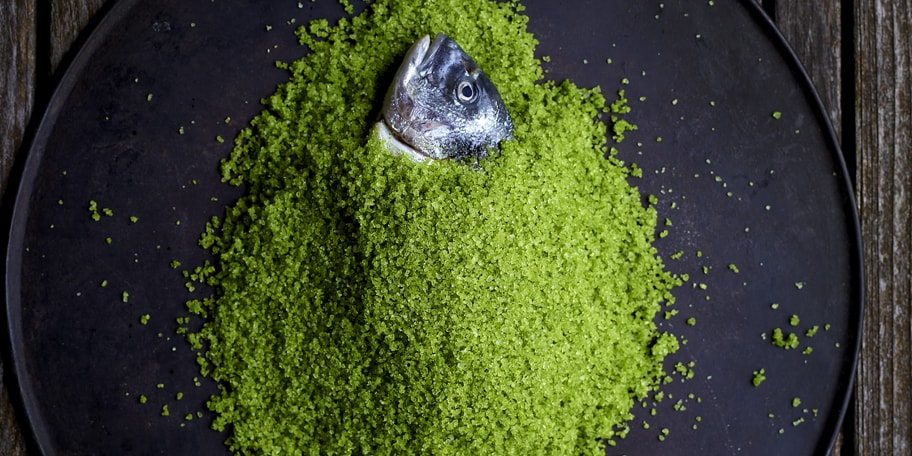 Dorade en croûte de sel vert