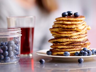 Pancakes met blauwe bessen en ahornsiroop