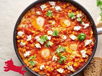 Shakshuka met kikkererwten en verse geitenkaas