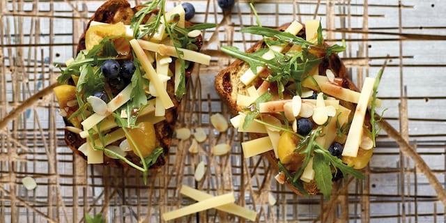 Toasts de cramique au Beaufort et confit de figues