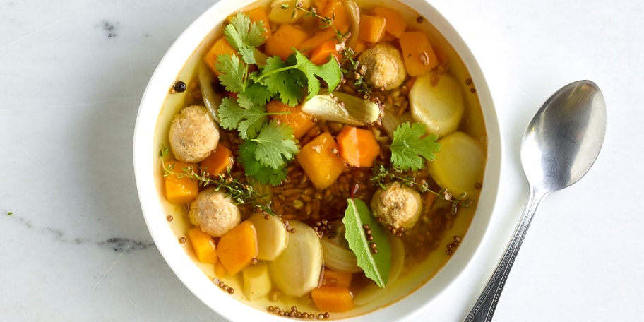 Maatlijdbouillon met balletjes en spelt