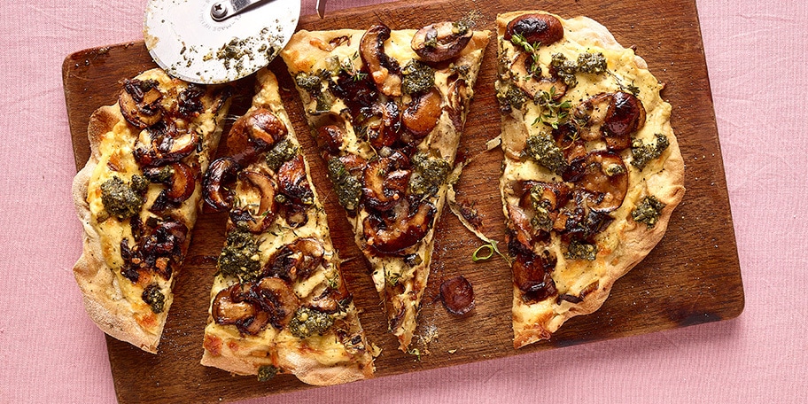 Pinsa met 7 kazen, champignons en pesto