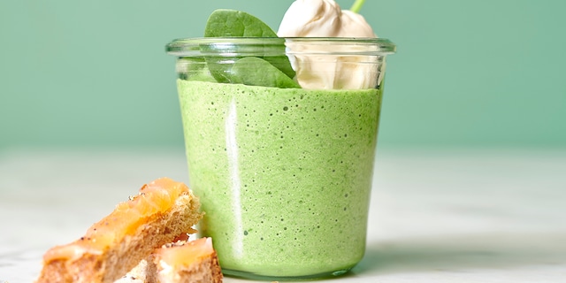 Spinaziegazpacho en soldaatjes met gerookte zalm