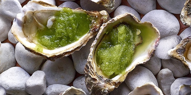 Huîtres au granité de pommes vertes et basilic