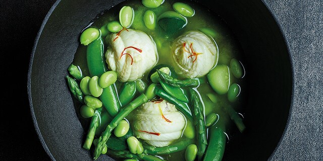 Roulades de filets de sole à la nage de légumes verts au safran