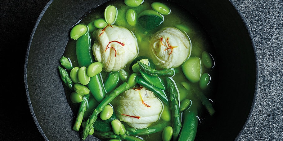 Roulades de filets de sole à la nage de légumes verts au safran