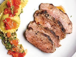 Tagliata van presa ibérico met girasoli, groentjes en gekonfijte tomaat