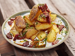 Pommes de terre croquantes à l'huile de chorizo et yaourt à l'ail