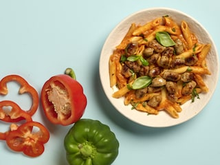 Penne au coulis de poivrons et aux boulettes de chipolata 