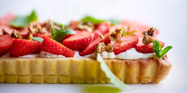 Croûte aux fraises, menthe et pistaches caramélisées