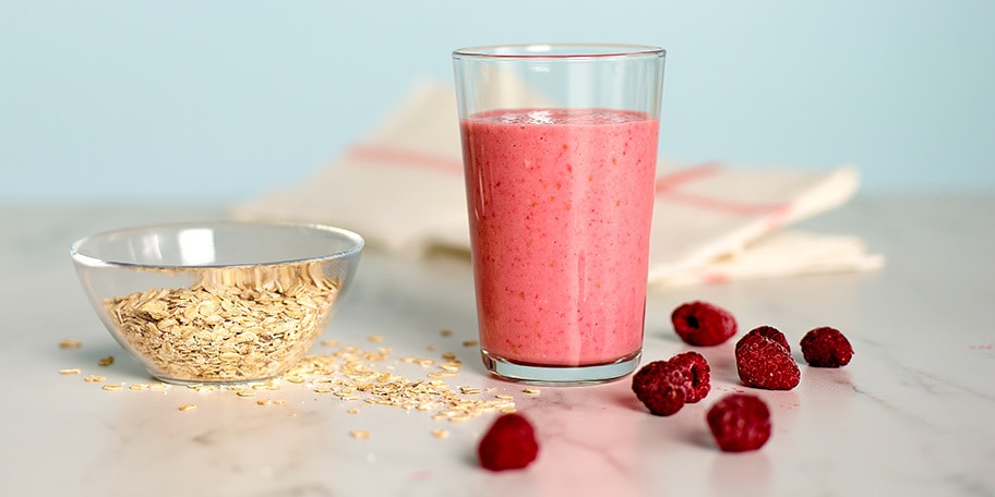 Smoothie banane-framboise à la boisson d'avoine fait maison