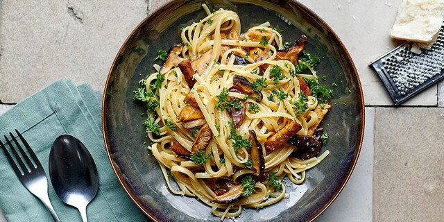 Vegetarische carbonara met shiitakes en tempé