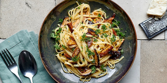 Vegetarische carbonara met shiitakes en tempé