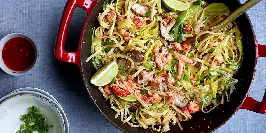 Nouilles sautées aux écrevisses, poireaux et champignons