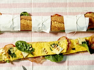 Sandwich met spinazieblauwekaasomelet en bacon