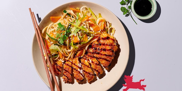 Tonkatsu de poulet et nouilles sautées aux légumes