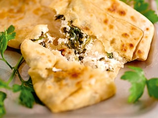 Gözleme turcs aux herbes fraîches et à la feta