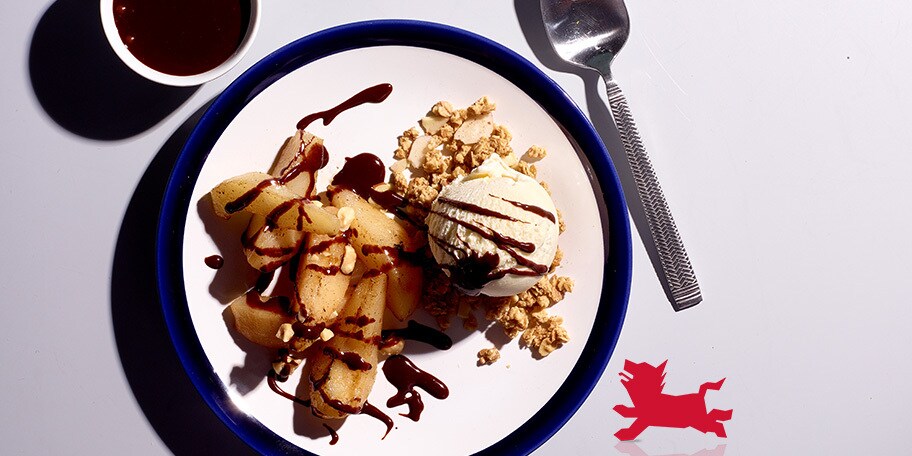 Express ijsdessert met peren, granola en chocoladesaus