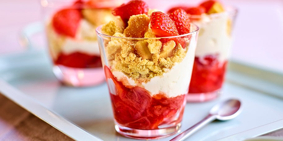 Verrines à la rhubarbe, fraises et mascarpone