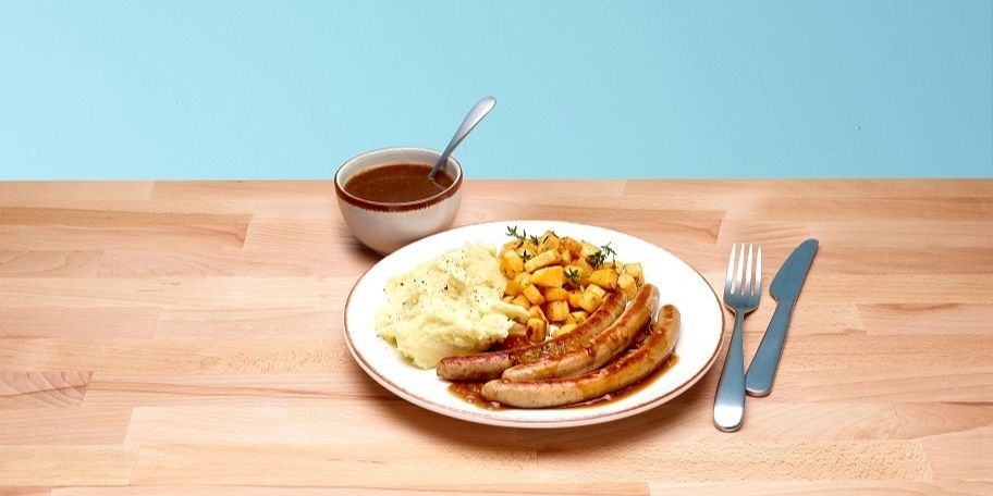 Chipolata met ajuin, puree en geroosterde blokjes pastinaak 