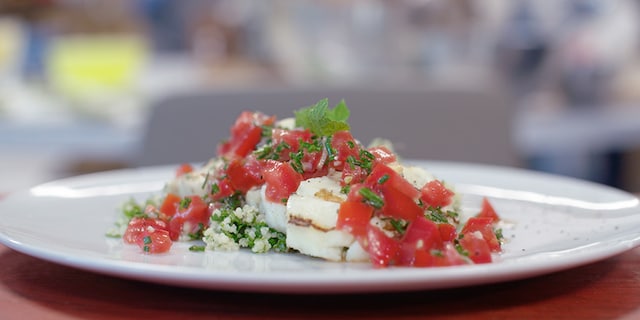 Halloumi avec taboulé et salsa de tomates
