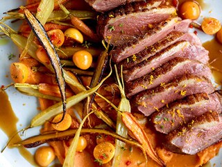 Eendenfilets met geroosterde wortelen, physalissen, gemberjus en notencrumble