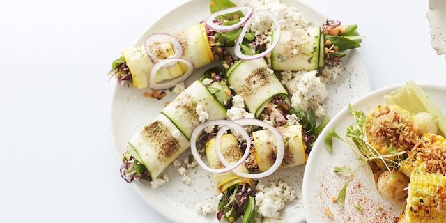 Courgetterolletjes met feta en linzen