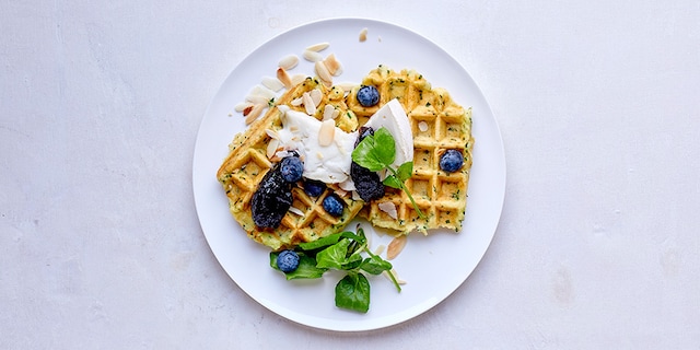 Aardappelwafels met geitenbrie en blauwe bessen