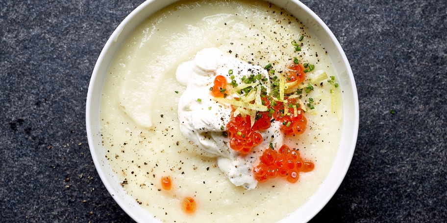Soupe de céléri-rave et panais avec chantilly au citron et oeufs de saumon