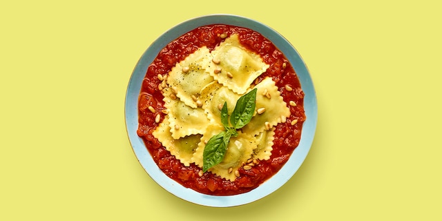 Easy ravioli spinazie-ricotta met tomatensaus