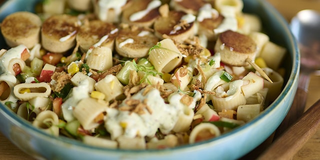 Salade de pâtes et brochettes de boudins blancs plant-based