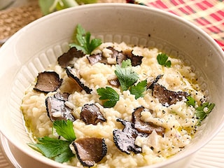 Risotto met truffelcarpaccio en kalkoenbouillon