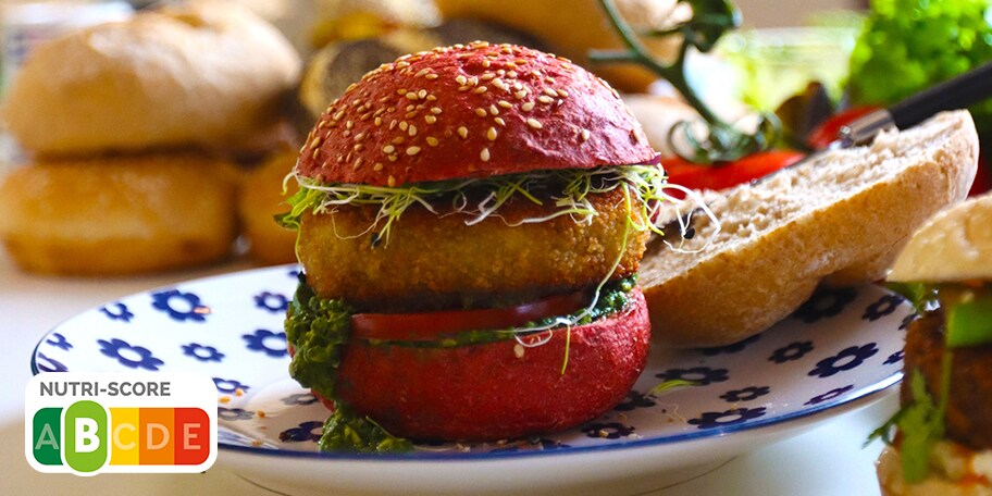 Hazelnootburger met groene pesto, tomaat, basilicum & rode ui