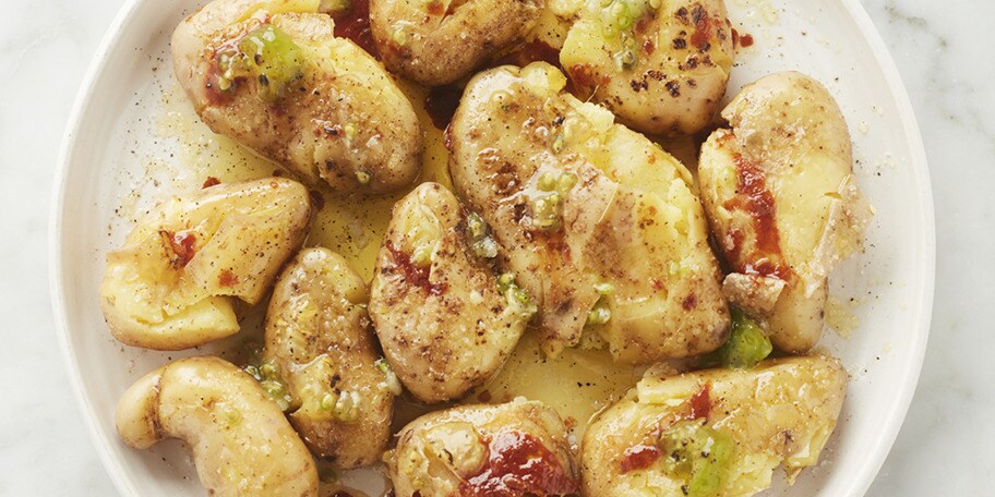 Écrasée de pommes de terre rattes avec huile à l’ail