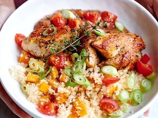 Poulet, riz de chou-fleur avec butternut et tomates cerises