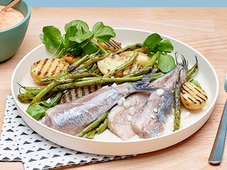 Maatjes en slaatje van gegrilde krielaardappelen met sperziebonen